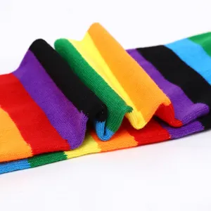 Chaussettes longues en coton rayées arc-en-ciel pour cosplay et spectacles sur scène.