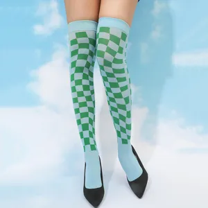 Chaussettes hautes tendance a motif damier vert et bleu pour femmes bas longs style mode chic