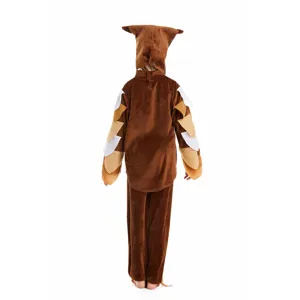 Detalle de disfraz de cosplay de búho para niños, mono de peluche marrón con mangas de alas.