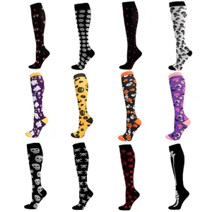 Vista detallada de calcetines de compresión de Halloween con varios divertidos diseños de calaveras.