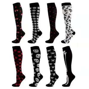 Conjunto de calcetines altos de Halloween con divertidos patrones de calaveras y vampiros.