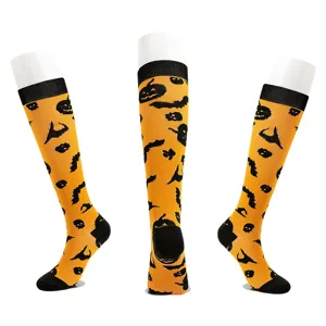 Calcetines largos Halloween naranja y negro con patrones calabaza murciélago fiesta top