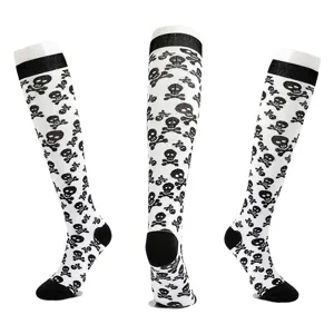 Vista detallada de calcetines deportivos de compresión largos con calavera Halloween blanco negro.
