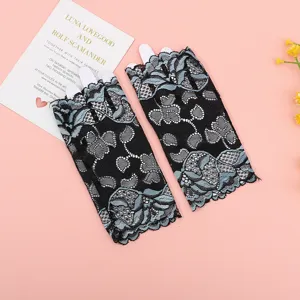 Guantes cortos encaje negro sin dedos patron floral azul elegante accesorio moda primavera