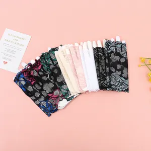 Vista detallada de guantes cortos de encaje sin dedos disponibles en varios colores.