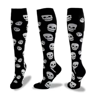 Detalle de primer plano de calcetines de compresión negros con divertidos diseños.