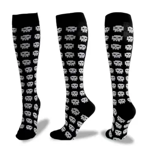 Calcetines de compresion negros con calavera de pixeles blancos para deportes y fiestas