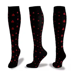 Calcetines de compresion hasta la rodilla negros con patron rojo para deporte de Halloween