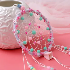 Colgante atrapasueños rosa hecho a mano para decoración de habitaciones y regalos.