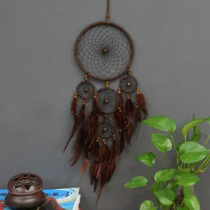 Brauner 5-Ring Traumfänger Wandbehang mit Federn und Perlen für die Heimdekoration.