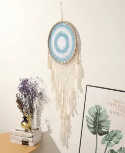 Grote handgemaakte geweven dromenvanger wanddecoratie met witte veren en blauw haakwerk voor thuis.