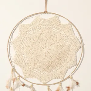 Acchiappasogni uncinetto beige da appendere alla parete con piume e perline decoro casa.