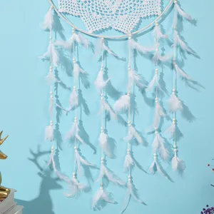 Acchiappasogni da parete in pizzo bianco e piume per decorazione camera sfondo matrimonio.