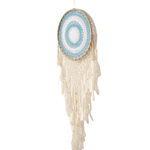 Handgemaakte blauw witte dromenvanger wanddecoratie met mooie veren en houten kraaltjes.