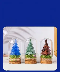 Detail de bouteille de voeux d'arbre de Noel en cristal avec des pierres sous cloche.