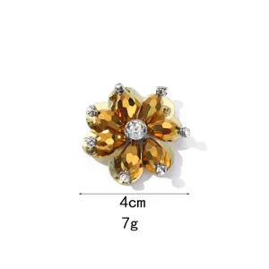 Detaillierte Nahaufnahme des glitzernden Strass- und Kristall-Blumenaufnähers für Kleidung.