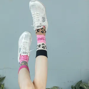 Unisex asymmetrische luipaard- en hartjespatroon casual mode sokken, trendy streetwear stijl.