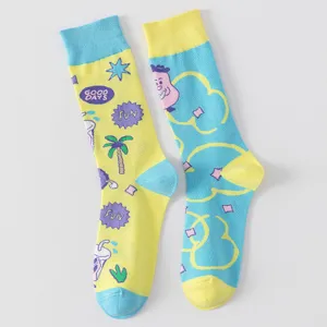 Detailopname van trendy asymmetrische cartoon jacquard katoenen sokken met leuke patronen.