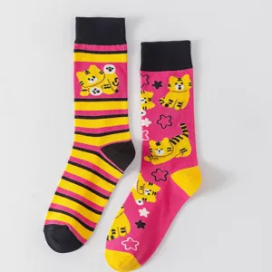 Asymmetrische cartoon tijger jacquard sokken trendy katoen kousenwaren detail weergave
