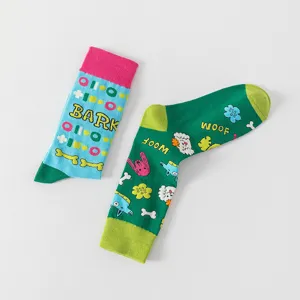 Cartoon jacquard halverwege kuit sokken detail, mismatching AB ontwerp met leuke patronen.