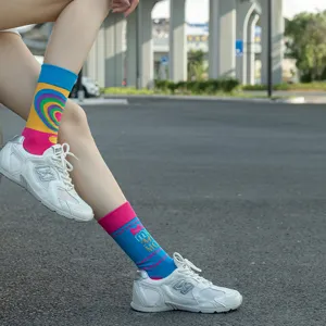 Kleurrijke asymmetrische katoenen sokken voor heren en dames, trendy streetwear.
