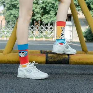 Detailopname van kleurrijke katoenen sokken met cartoonpatroon en asymmetrisch ontwerp.