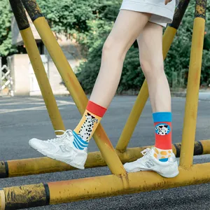 Gedetailleerd overzicht van asymmetrische cartoon patroon mode sokken in trendy streetwear stijl.