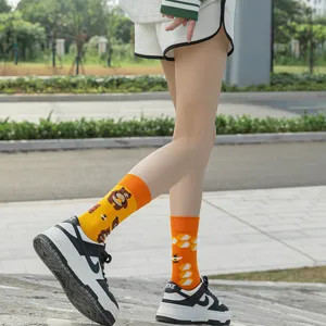 Trendy asymmetrische katoenen sokken met berenpatroon, oranje casual middelhoge sokken.