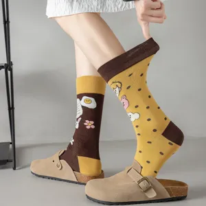 Unisex asymmetrische cartoon jacquard katoenen sokken gedetailleerd overzicht met patronen.