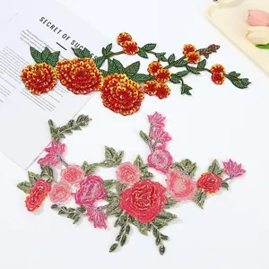 Nahaufnahme von 3D bestickten Blumenaufnähern mit Pailletten für DIY Kleidung Dekoration.
