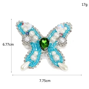 Handgefertigter Strass Perlen Schmetterling Aufnäher Detailansicht mit glitzernden Steinen.