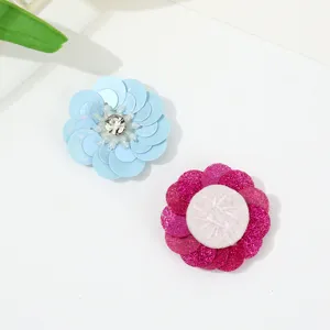 Vista detallada de parches de flores de lentejuelas de colores, accesorios de ropa hechos a mano.
