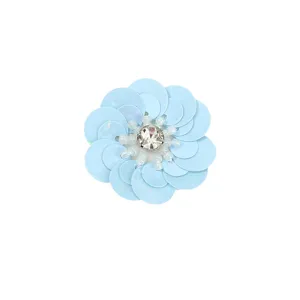 Detalle de parche de flor de lentejuelas azul claro, centro de diamantes de imitación, ropa.