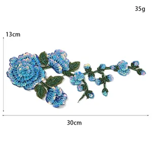 Nahaufnahme des blauen Pailletten Blumen Stickerei Aufnähers mit feiner Handwerkskunst 30x13cm.