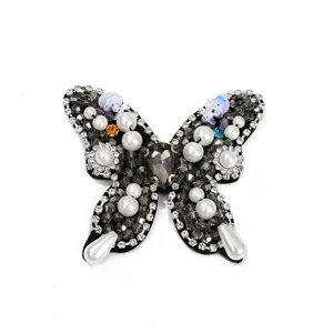 Handgefertigter Perlen Strass Schmetterling Patch Detail mit funkelnden Kristallen und Perlen.