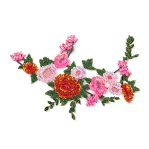 Nahaufnahme von handgemachten 3D Pailletten Perlen Blumen Stickerei Aufnäher für Kleidung.