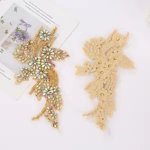 Gedetailleerd overzicht handgemaakte strass gouden kant applicaties borduurwerk accessoire.