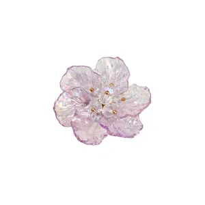 Gros plan détaillé de l'accessoire DIY de fleur à six pétales violet translucide avec des.