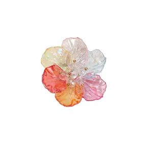 Charme floral DIY en résine colorée à 6 pétales, détail perle étamine accessoire.