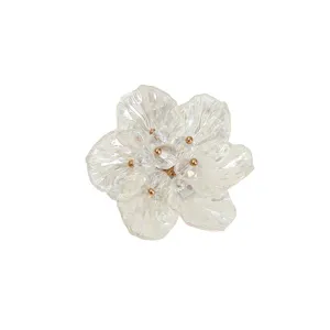 Détail de fleur à six pétales translucides avec perles, idéal pour accessoires DIY.