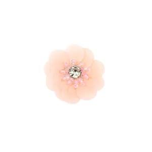Primer plano de parche de flor de lentejuelas rosa claro con cristal, ideal para manualidades.