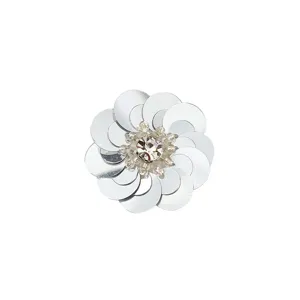 Parche de flor de lentejuelas plateadas con estrás en el centro, ideal para ropa y calzado.