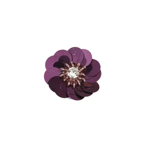 Vista detallada de un parche floral de lentejuelas moradas con estrás para accesorios DIY.