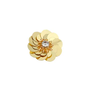 Primer plano de un parche de flor de lentejuelas doradas con estrás para manualidades.