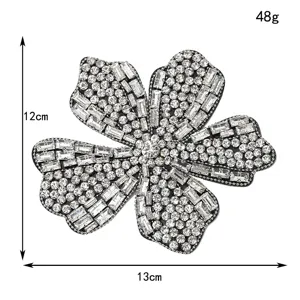 Detailansicht Strass Blumen Aufnäher, glänzende Kristall Applikation für DIY Kleidung.