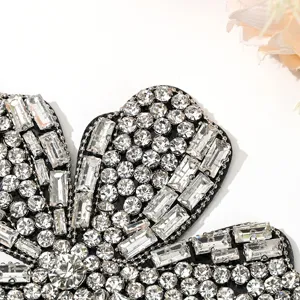Detailaufnahme des handgefertigten Strass-Blumenaufnähers, glänzendes DIY-Zubehör.