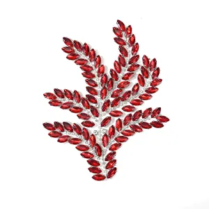 Detail der roten Strass-Blatt Applikation, glänzender Markisenkristall DIY Zubehör.