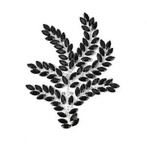 Detailaufnahme der schwarzen Strass-Blatt-Applikation als DIY-Kleidungszubehör.