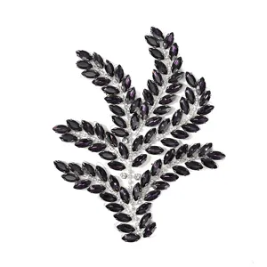 Elegante Blatt Strass Applikation mit lila Markise Kristallen fuer DIY Brautkleider Detail.