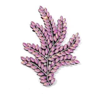 Detailopname van glinsterende roze AB strass bladapplicatie, sprankelend DIY accessoire.